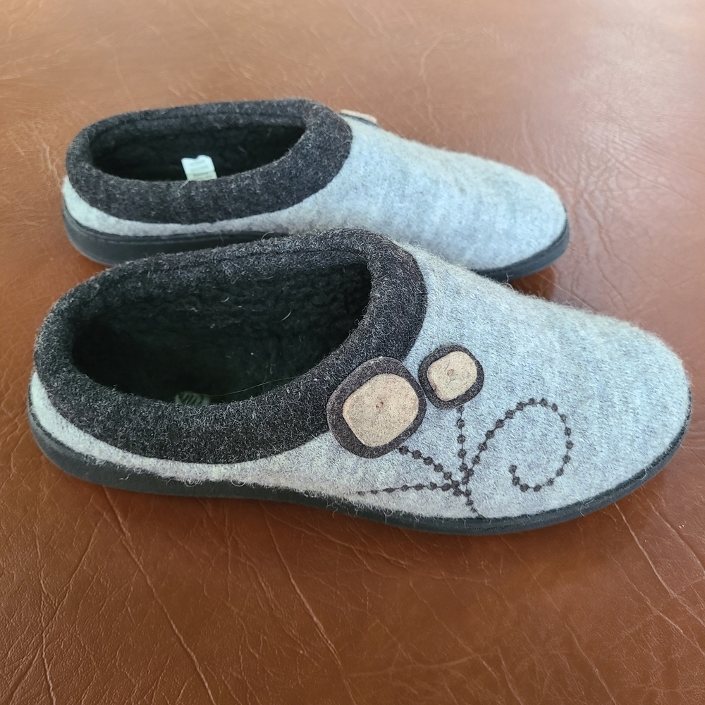 Acorn Gray and Black Slippers with Floral Accent - Picture 4 of 9